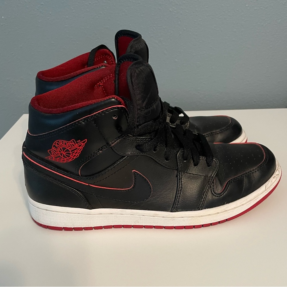 Jordan 1 Retro Mid ‘Black Red’ size 8